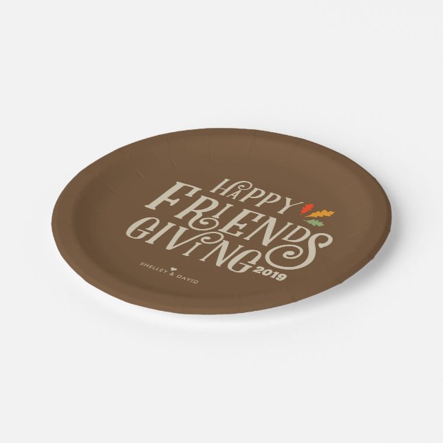 Friendsgiving | Farbe des Herbstes Brown Pappteller (Schrägansicht)