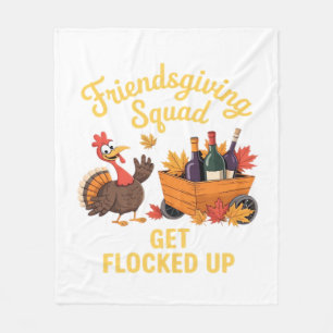 Friendsgiving-Squad bekommt übergroßes T-Shirt mit Fleecedecke