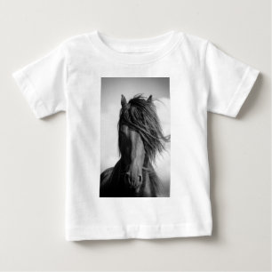 Friesischer Hengst im Wind. Baby T-shirt