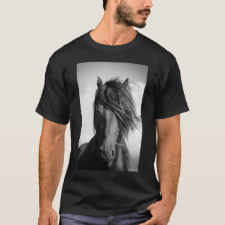 Friesischer Hengst im Wind. T-Shirt