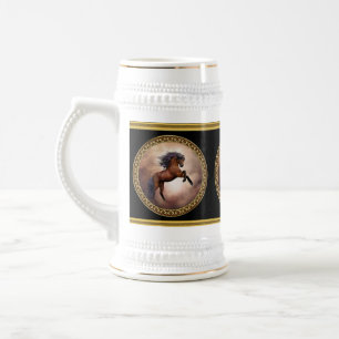 Friesisches braunes Pferd, das oben mit Bierglas