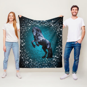 Friesisches Pferd, schwarzer Stallion, Schnee, Fleecedecke