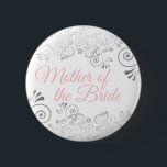 Frilly Pink & Gray Mutter der Braut Hochzeit Button<br><div class="desc">Identifizieren Sie die Hauptakteure Ihres Brautparty,  Ihrer Hochzeit oder Ihres Abendessens mit unseren eleganten,  rosa & grauen Tasten. Dieser Knopf zeigt silbergraue Imitate mit spitzen Rillen auf weißem Hintergrund,  mit rosa Text,  die Mutter der Braut lesen. Perfekt als Gutes oder Geschenk für die Mitglieder der Hochzeitsfeier.</div>