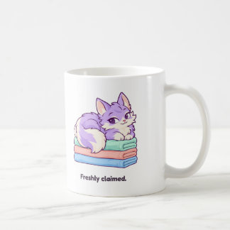 Frisch beanspruchte süße lila Katze auf gefalteter Kaffeetasse