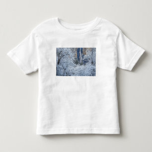 Frisch gefallener Schnee in den Bäumen unterhalb v Kleinkind T-shirt