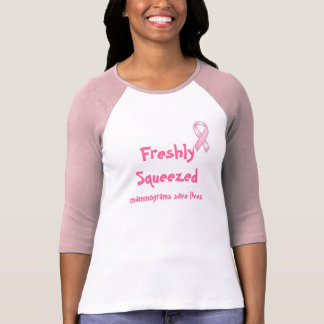 Frisch zusammengedrückte Mammogramme retten T-Shirt