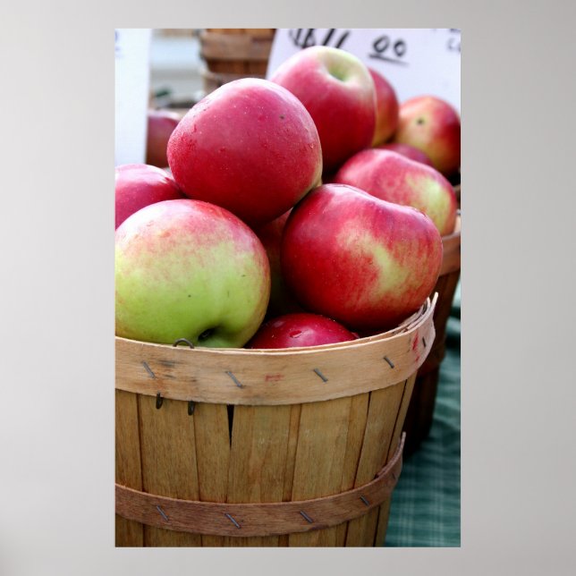 Frischäpfel im Korb auf dem Bauer Markt Poster (Vorne)