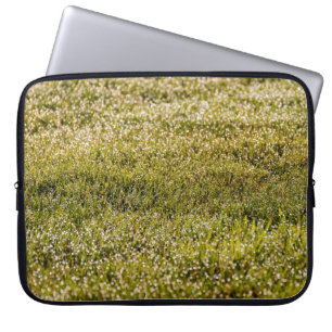 Frische Frühlingsgrünrasen Hintergrund, mit Bokeh- Laptopschutzhülle