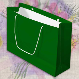 Frische grüne Kiefernbäume, solialistisch Große Geschenktüte