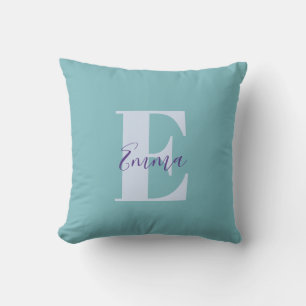 Frische, helle Tasse mit Monogram Inspiration Kissen