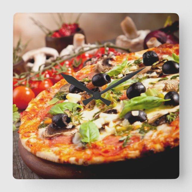 Frische italienische Pizza Quadratische Wanduhr (Vorderseite)
