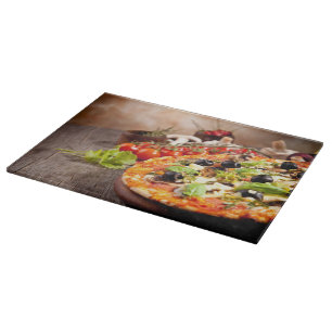 Frische italienische Pizza Schneidebrett