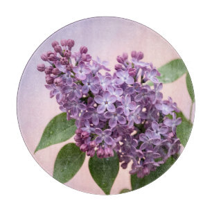 Frische lila Fliederblüten Frühlingsfloristik  Schneidebrett