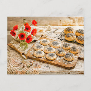 Frische Mohnbrötchen in einer rustikalen Vintage-K Postkarte