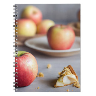 Frische rote Äpfel auf dem Tisch, Apfelkuchen Notizblock