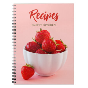 Frische rote Erdbeeren auf rosa Foto Rezepte Notizblock
