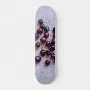 Frische rote Kirschen Fotografie Skateboard