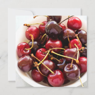 Frische rote Kirschen in einer Schüssel Fotografie Einladung