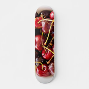 Frische rote Kirschen in einer Schüssel Fotografie Skateboard
