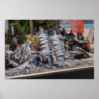Frische Sardinen, die über offene Flammen am Stran
