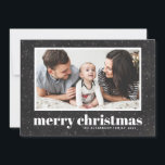 Frische Typografie Chalkboard Frohe Weihnachtsfeie Feiertagskarte<br><div class="desc">Frohe Weihnachten! Feiern Sie den Urlaub mit dieser klassischen Ferienwohnung. Sie ist mit Retrofett und Schnee- und Schneeflocken-Mustern auf einem Imitat-Kalkboard-Hintergrund ausgestattet. Personalisieren Sie diese,  indem Sie Namen,  Gruß und Foto hinzufügen.</div>