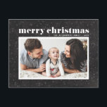 Frische Typografie Chalkboard Frohe Weihnachtsfeie Feiertagspostkarte<br><div class="desc">Frohe Weihnachten! Feiern Sie Ihren Urlaub mit dieser klassischen Foto-Postkarte. Die Retro-Typografie mit Schnee- und Schneeflocken-Mustern auf einem Imitat-Chalkboard-Hintergrund. Personalisieren Sie diese,  indem Sie Namen,  Gruß und Foto hinzufügen. Diese moderne Weihnachtspostkarte ist in anderen Farben und mit Karton erhältlich.</div>