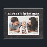 Frische Typografie Chalkboard Frohe Weihnachtsfeie Feiertagspostkarte<br><div class="desc">Frohe Weihnachten! Feiern Sie Ihren Urlaub mit dieser klassischen Foto-Postkarte. Die Retro-Typografie mit Schnee- und Schneeflocken-Mustern auf einem Imitat-Chalkboard-Hintergrund. Personalisieren Sie diese,  indem Sie Namen,  Gruß und Foto hinzufügen. Diese moderne Weihnachtspostkarte ist in anderen Farben und mit Karton erhältlich.</div>