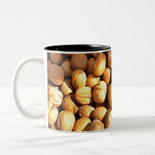 Frische Walnüsse Hyperrealistische Malerei Zweifarbige Tasse