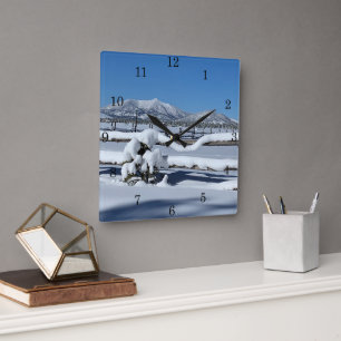 Frische Winterschneeszene mit Zahlen Quadratische Wanduhr