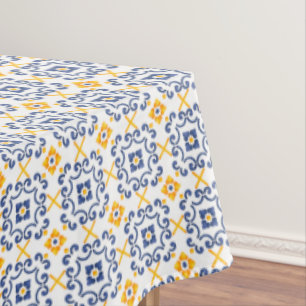 Frische Zitronen Gelb und Blau im weißen Mittelmee Tischdecke