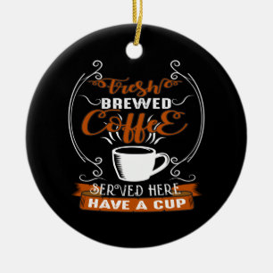 frischer Braukaffee serviert mit einer Tasse Keramik Ornament