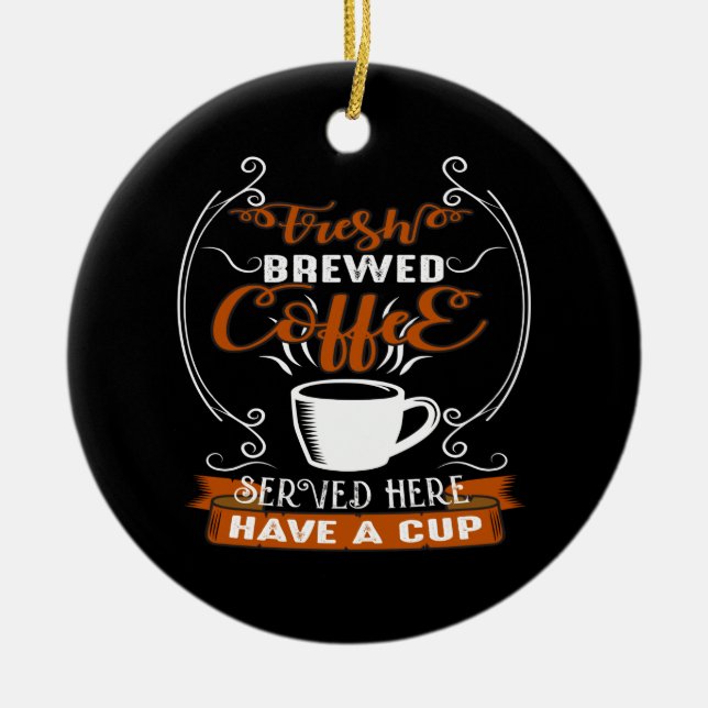frischer Braukaffee serviert mit einer Tasse Keramik Ornament (Vorne)