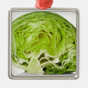 Frischer Eisbergsalat schnitt zur Hälfte, auf Wei Ornament Aus Metall