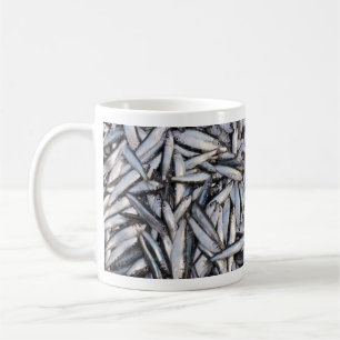 Frischer Fischfang - Lebensmittelzutaten. Kaffeetasse