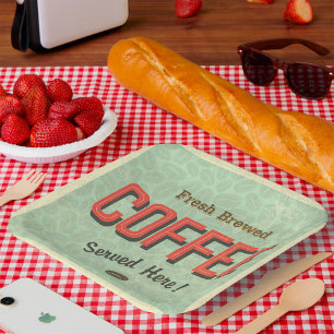 Frischer, gebrühter Kaffee wird hier serviert Pappteller