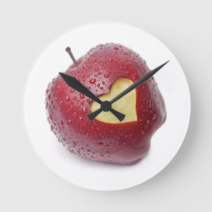 Frischer roter Apfel mit einem Herzen formte Runde Wanduhr
