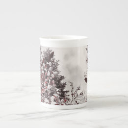 Frischer Schnee auf roten Blätter Prozellantasse