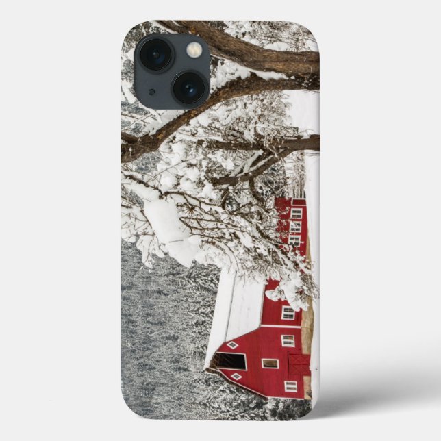 Frischer Schnee auf roter Scheune Case-Mate iPhone Hülle (Rückseite)