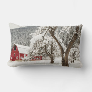 Frischer Schnee auf roter Scheune Lendenkissen