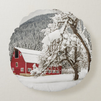 Frischer Schnee auf roter Scheune Rundes Kissen