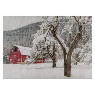 Frischer Schnee auf roter Scheune Schneidebrett