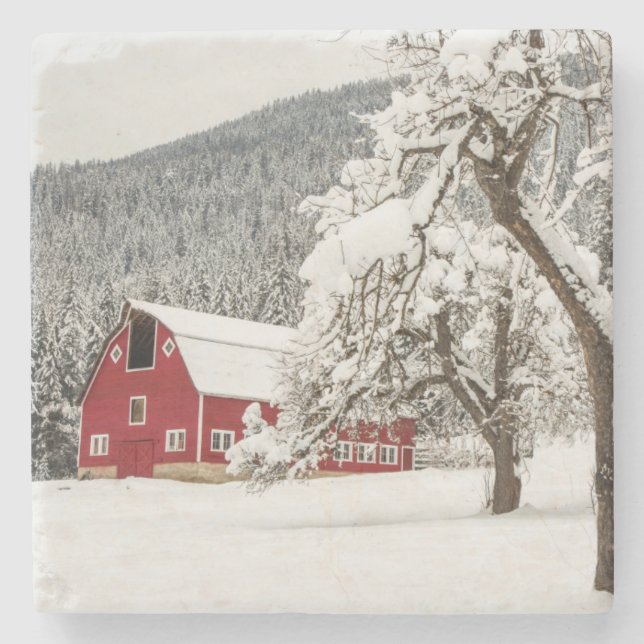 Frischer Schnee auf roter Scheune Steinuntersetzer (Vorderseite)