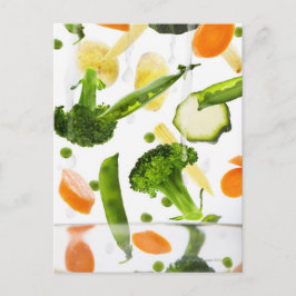 Frisches Gemüse mit Wasser, das in eine Schüssel f Postkarte