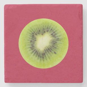 Frisches Kiwi. Runde Scheibe abgeschieden Steinuntersetzer