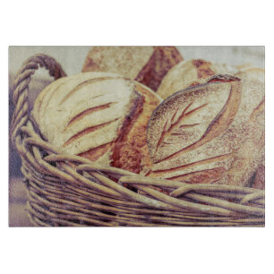 Frischgebackenes Brot in einem Korbgeflecht Schneidebrett