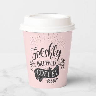 Frischgebackenes Kaffeepapier Pappbecher