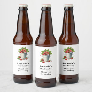 Frischgepflückte Erdbeeren in einem Eimer Bierflaschenetikett