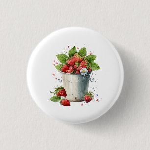 Frischgepflückte Erdbeeren in einem Eimer Button