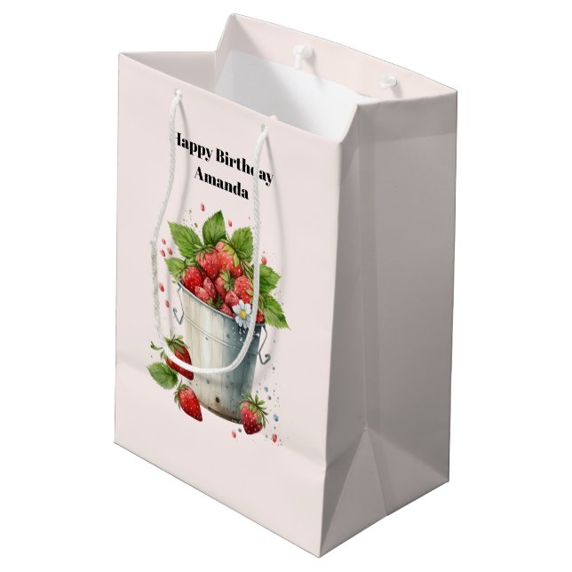 Frischgepflückte Erdbeeren in einem Eimer Geburtst Mittlere Geschenktüte (Rückseite Schrägansicht)