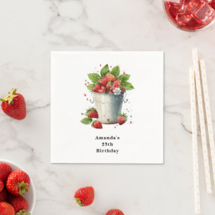 Frischgepflückte Erdbeeren in einem Eimer Geburtst Serviette